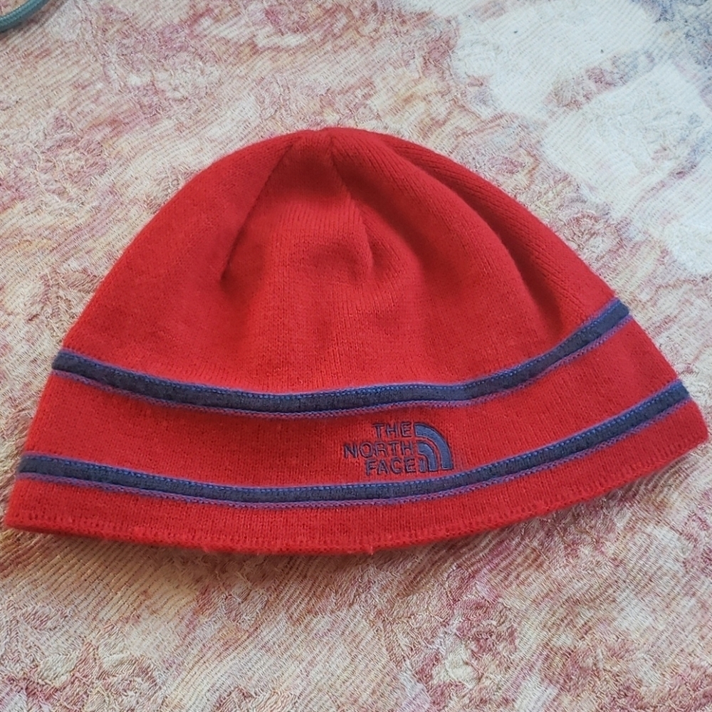 The north face junior M red acrylic hat